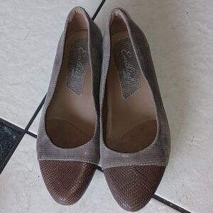 Earthies Size 7B EUC Taupe & Brown, don't fit like narrow shoes